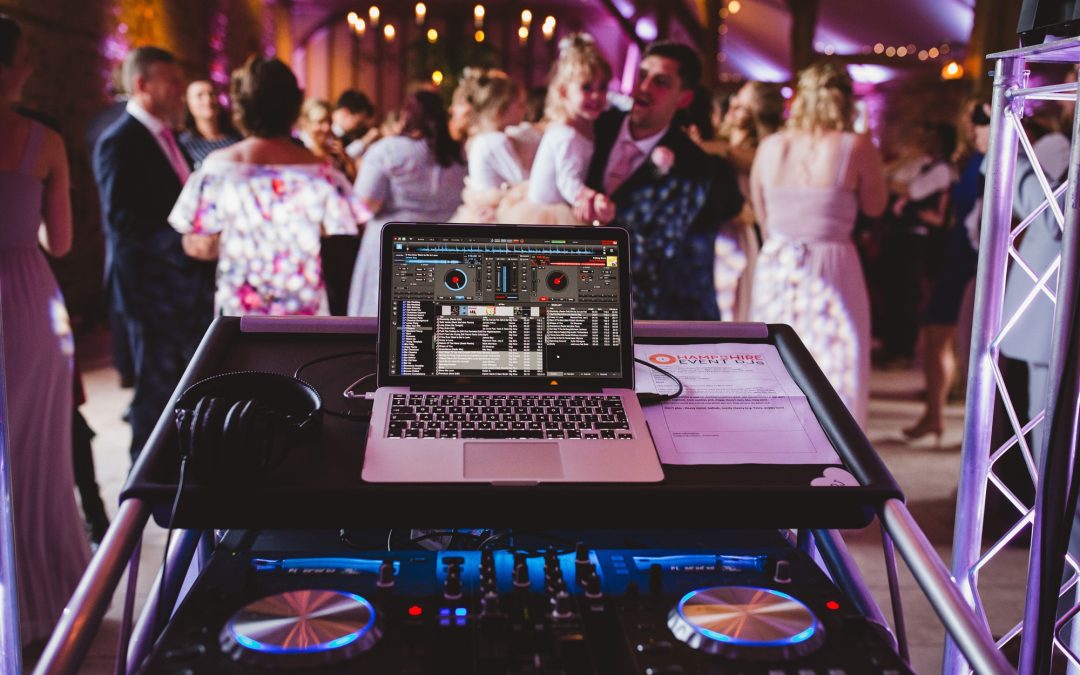 How To Choose Your Wedding DJ – A Complete Guide 2023
